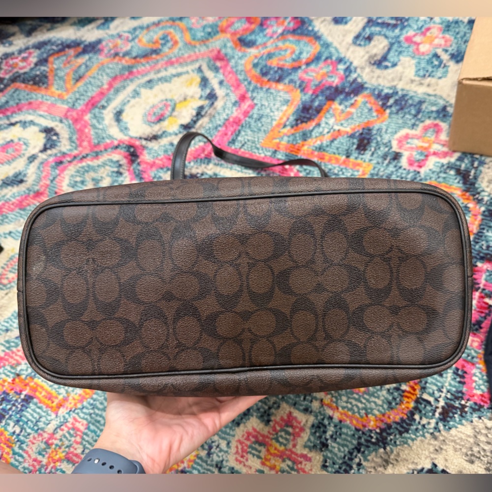 👜 Coach Gallery Tote in Brown Signature canvas with Gold Hardware - Picture 5 of 13